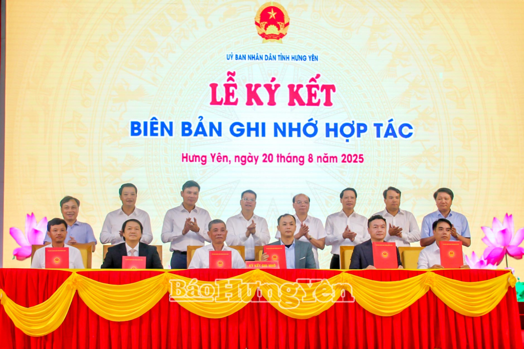Đại diện các doanh nghiệp phân phối, chế biến, sàn thương mại điện tử ký kết biên bản hợp tác tiêu thụ nông sản với các hợp tác xã, chủ nhà vườn ở Hưng Yên.