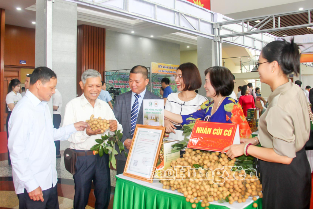 Hợp tác xã Nông nghiệp xanh Phố Hiến, xã Tân Hưng giới thiệu sản phẩm đến khách hàng.