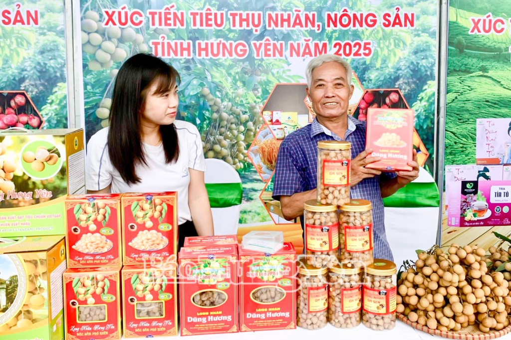 Các sản phẩm long nhãn, long nhãn ôm sen được giới thiệu tại hội nghị.