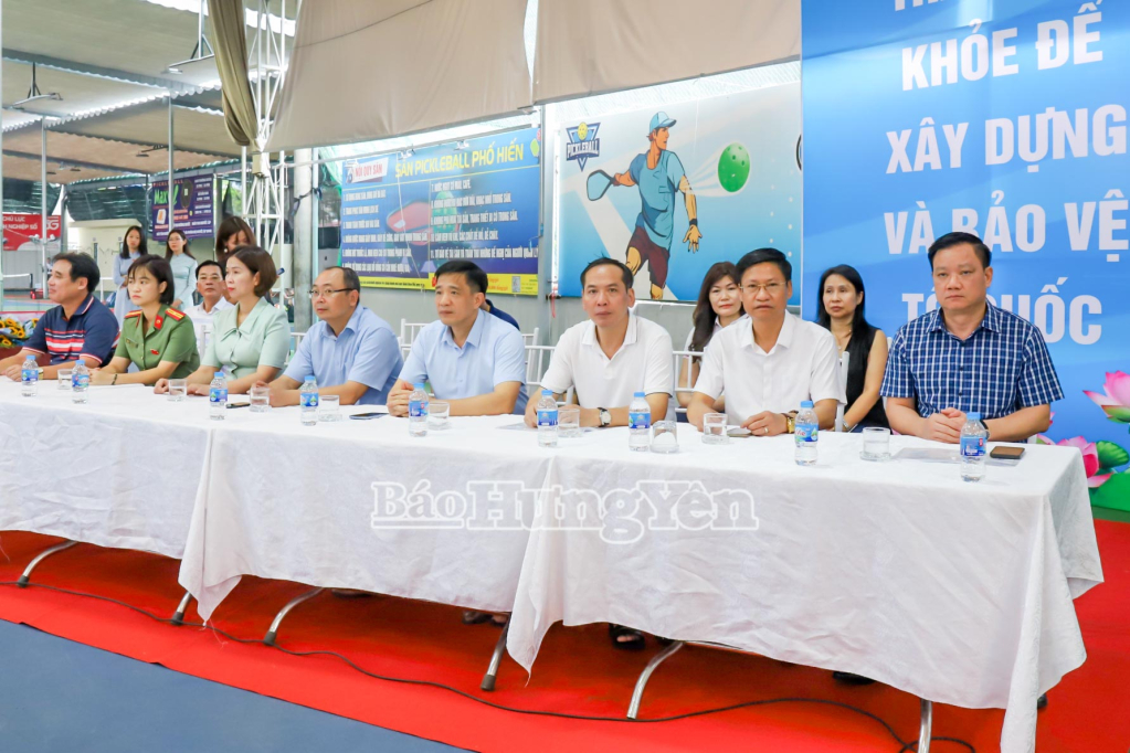 Đồng chí Chủ tịch UBND tỉnh Nguyễn Khắc Thận và các đại biểu dự lễ khai mạc Giải Pickleball.