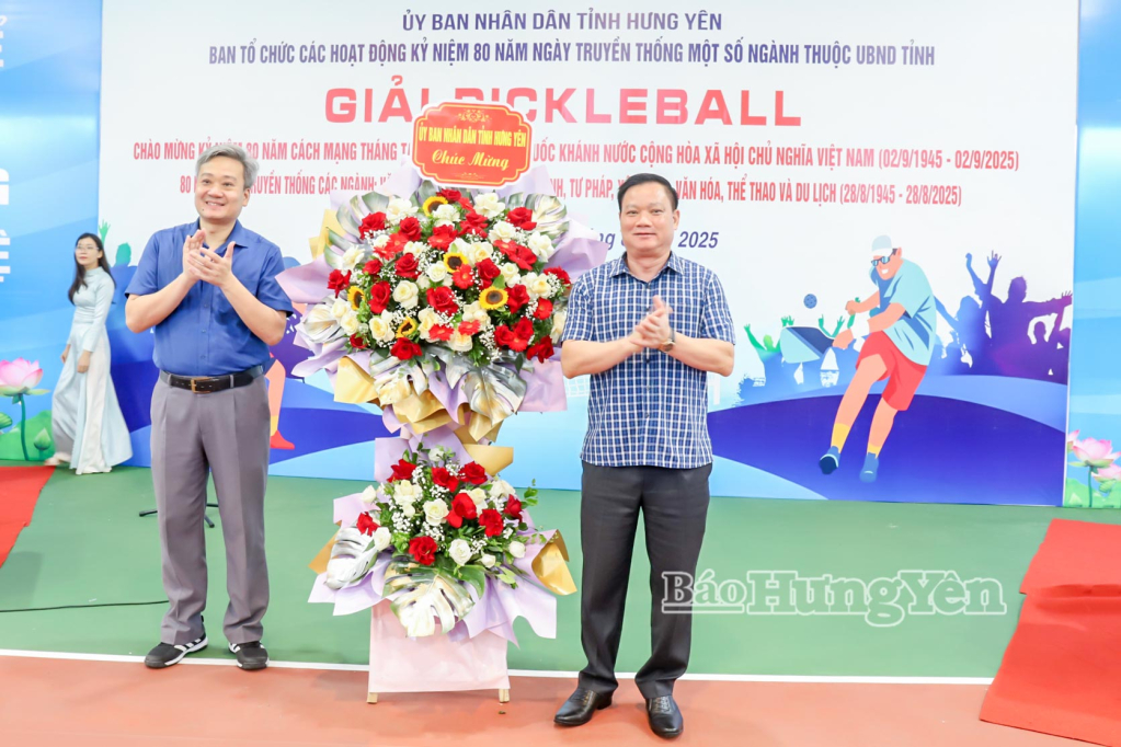 Đồng chí Chủ tịch UBND tỉnh Nguyễn Khắc Thận tặng hoa chúc mừng Ban Tổ chức Giải Pickleball.