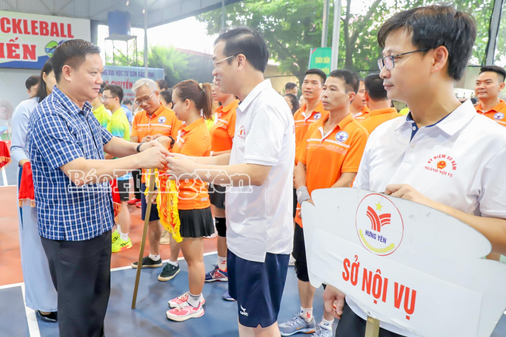 Đồng chí Chủ tịch UBND tỉnh Nguyễn Khắc Thận trao cờ tặng các đơn vị tham gia Giải Pickleball .