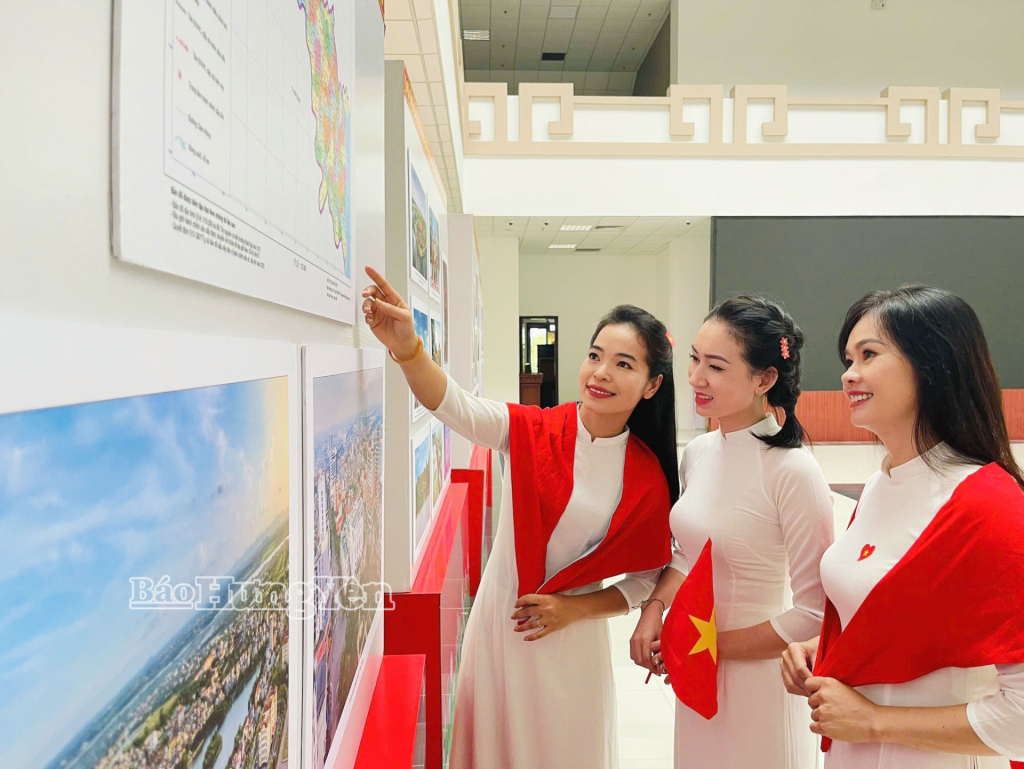 Du khách tham quan gian trưng bày tại Bảo tàng tỉnh.