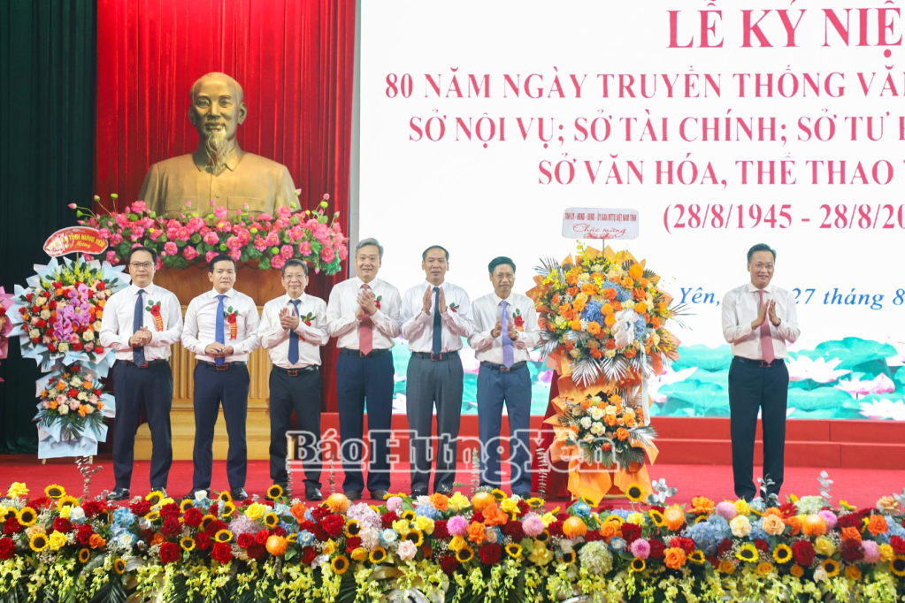 Đồng chí Bí thư Tỉnh ủy Nguyễn Hữu Nghĩa tặng hoa chúc mừng các ngành.
