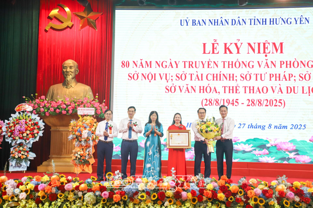 Thừa ủy quyền của Chủ tịch nước, đồng chí Bí thư Tỉnh ủy Nguyễn Hữu Nghĩa trao Huân chương Độc lập hạng Ba và tặng hoa chúc mừng Sở Nội vụ.