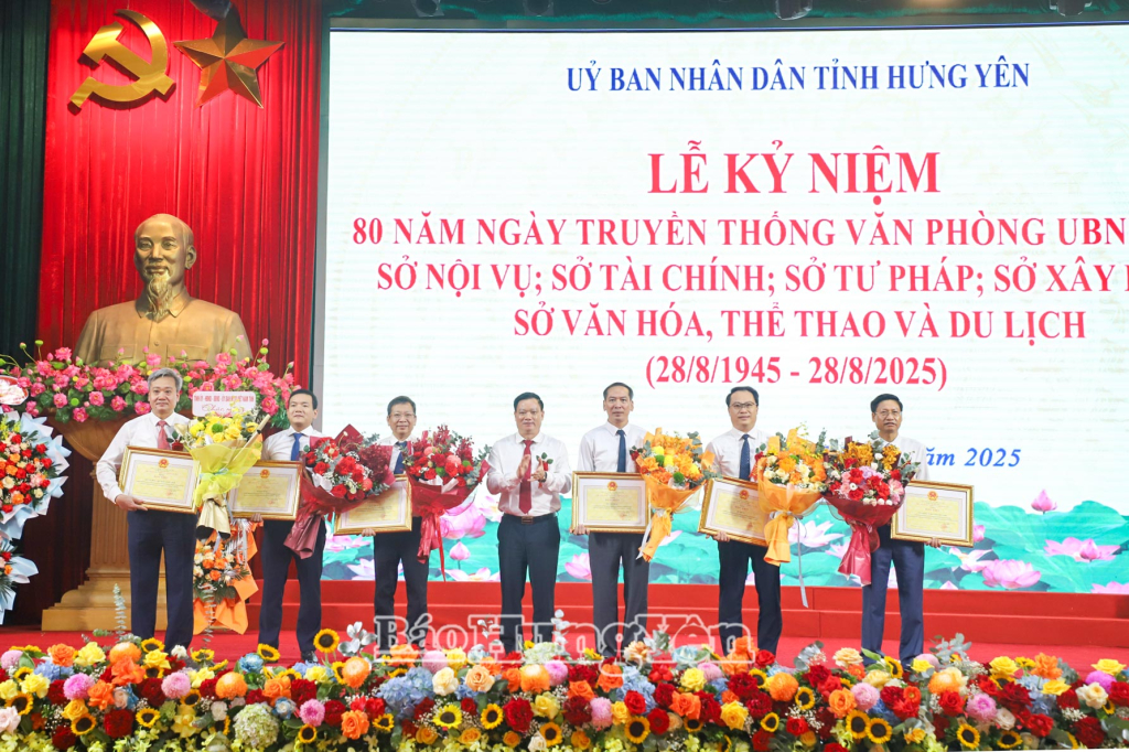 Đồng chí Chủ tịch UBND tỉnh Nguyễn Khắc Thận trao Bằng khen tặng các tập thể.