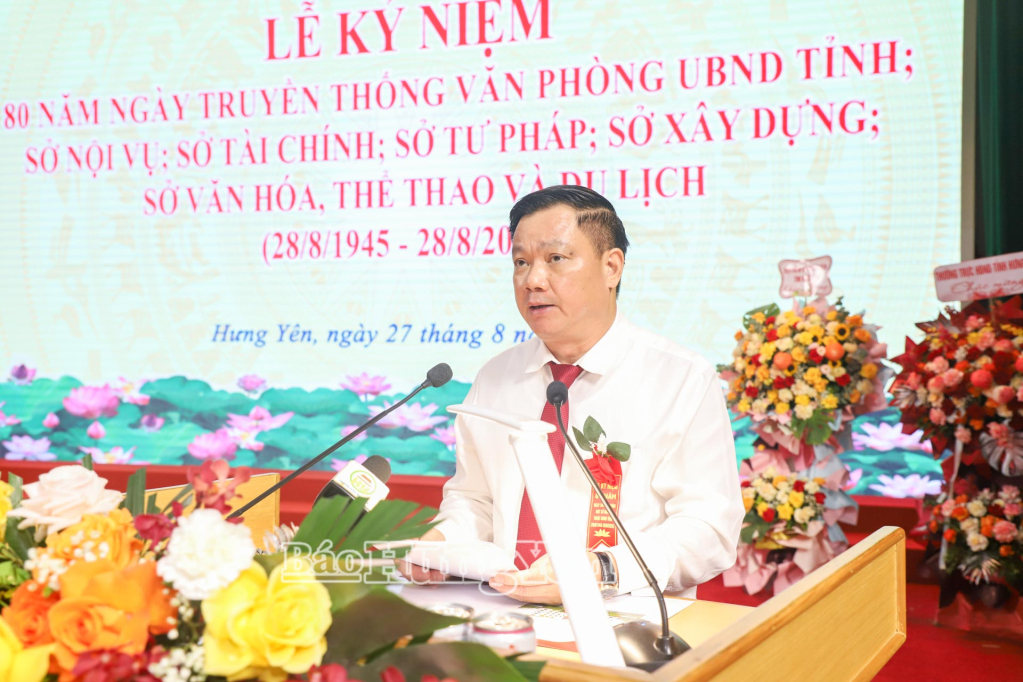 Đồng chí Chủ tịch UBND tỉnh Nguyễn Khắc Thận phát biểu tại buổi lễ.