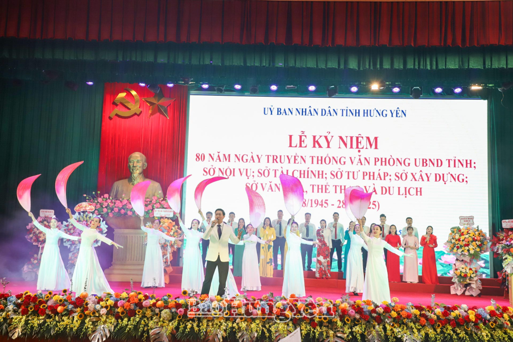 Tiết mục văn nghệ tại lễ kỷ niệm.