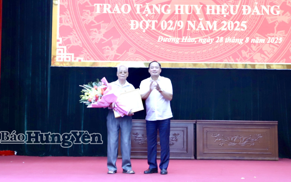 Đồng chí Phó Bí thư Tỉnh ủy, Chủ tịch HĐND tỉnh trao Huy hiệu 75 năm tuổi Đảng tặng đảng viên Nguyễn Tâm Sâm.