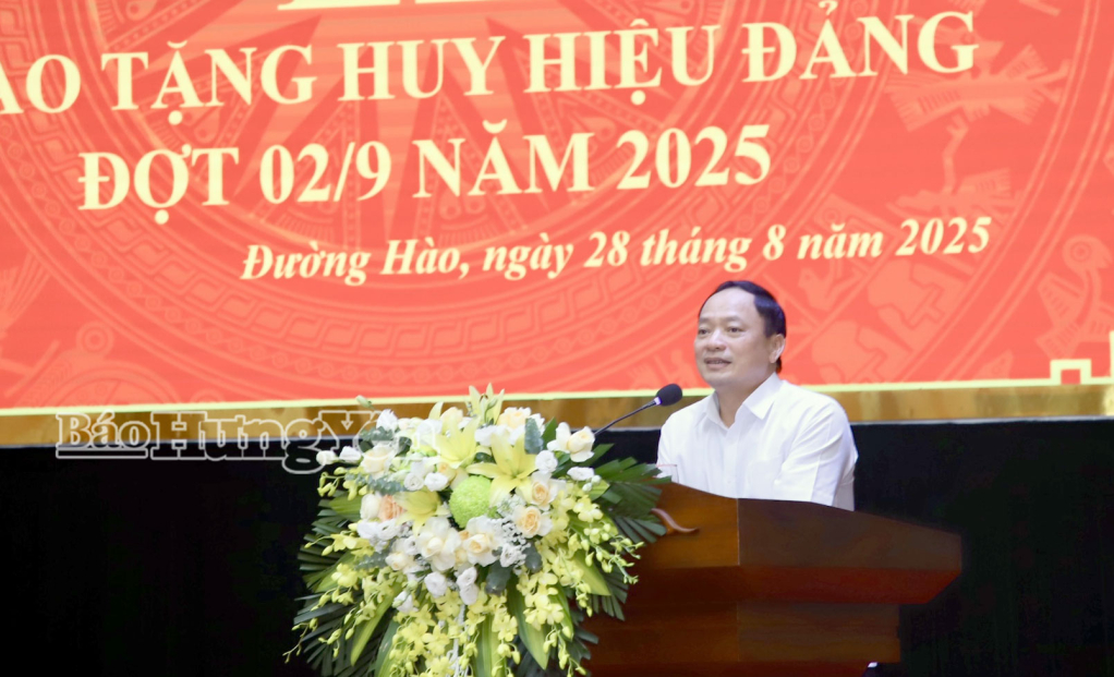 Đồng chí Phó Bí thư Tỉnh ủy, Chủ tịch HĐND tỉnh Trần Quốc Văn phát biểu tại buổi lễ