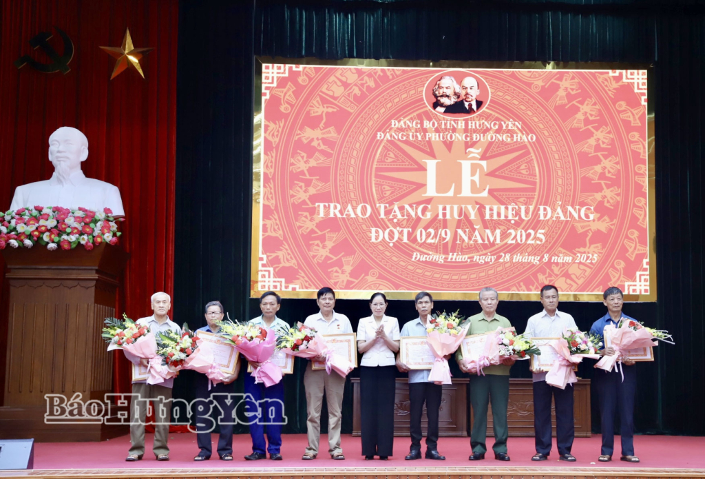 Lãnh đạo phường Đường Hào trao Huy hiệu 40 năm tuổi Đảng tặng các đảng viên.