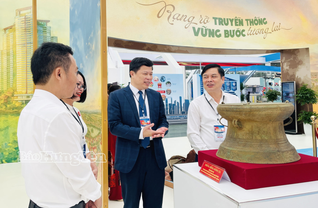 Đồng chí Trần Quốc Toản, Phó Bí thư Thường trực Tỉnh ủy; đồng chí Phạm Văn Nghiêm, Phó Chủ tịch UBND tỉnh cùng các đại biểu tham quan gian trưng bày của tỉnh Hưng Yên.
