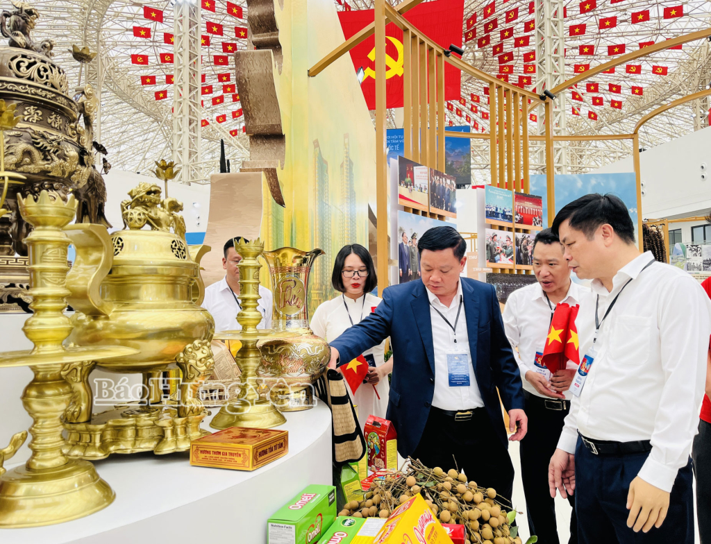 Đồng chí  Nguyễn Khắc Thận, Phó Bí thư Tỉnh ủy, Chủ tịch UBND tỉnh; đồng chí Phạm Văn Nghiêm, Phó Chủ tịch UBND tỉnh cùng các đại biểu tham quan gian trưng bày của tỉnh Hưng Yên. 