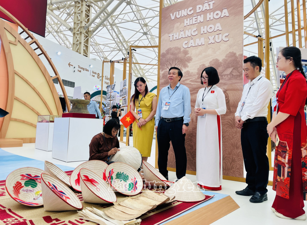 Lãnh đạo UBND tỉnh Hưng Yên tham quan gian trưng bày của tỉnh Hưng Yên.