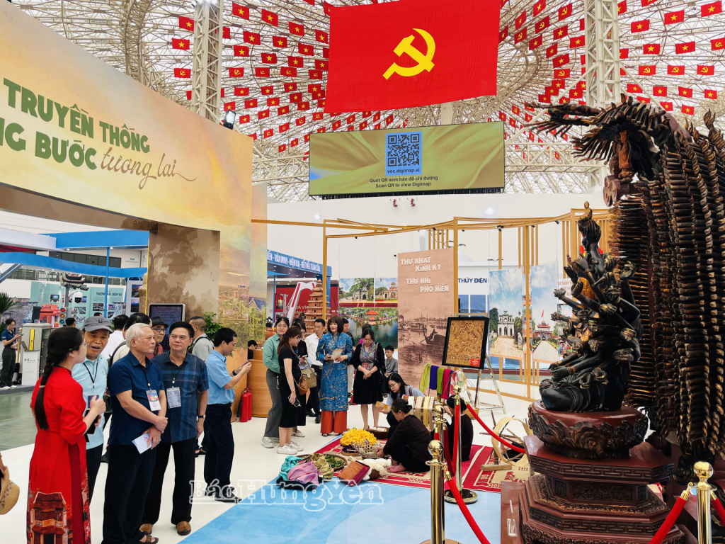 Gian trưng bày tỉnh Hưng Yên có chủ đề “ Rạng rỡ truyền thống, vững bước tương lai”. 