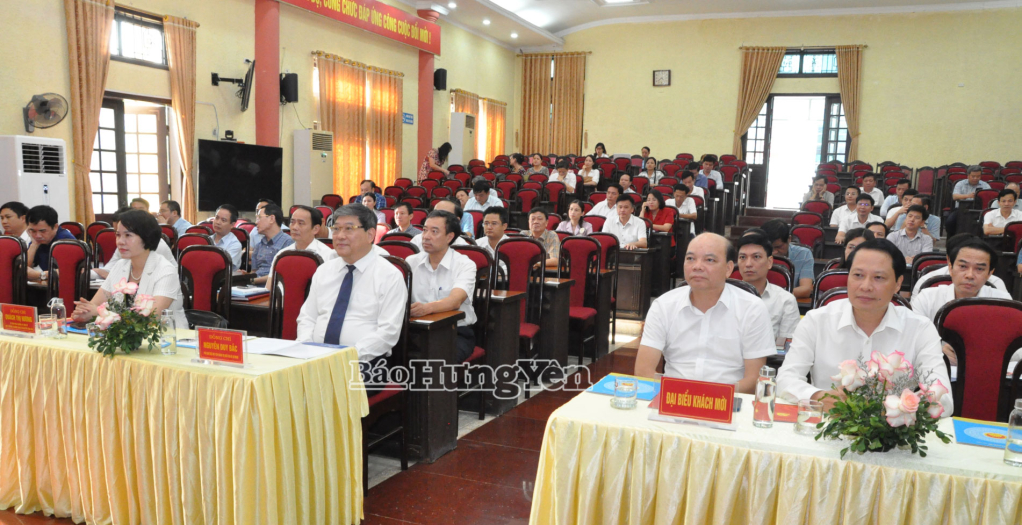 Các đại biểu dự lễ bế giảng.