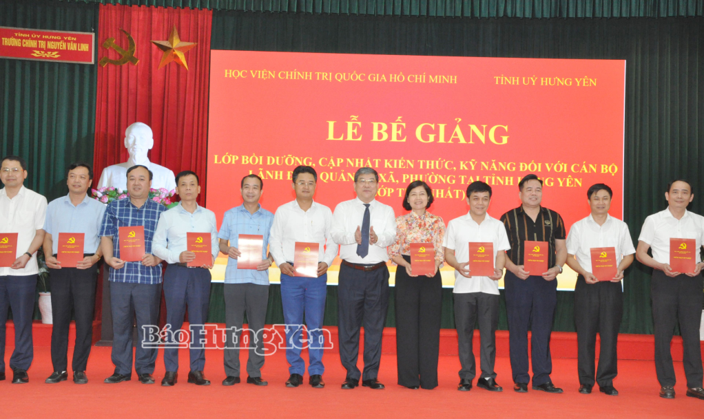 Đồng chí Nguyễn Duy Bắc, Phó Giám đốc Học viện Chính trị Quốc gia Hồ Chí Minh trao Chứng nhận tốt nghiệp cho học viên tại lễ bế giảng.