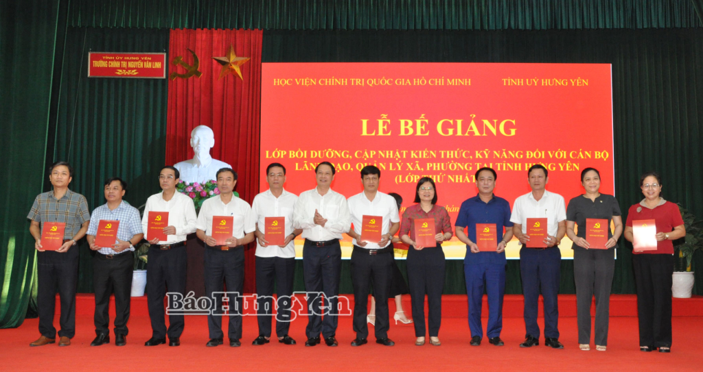 Đồng chí Hoàng Thái Phúc, Ủy viên Ban Thường vụ, Trưởng ban Nội chính Tỉnh ủy trao Chứng nhận tốt nghiệp cho học viên tại lễ bế giảng.