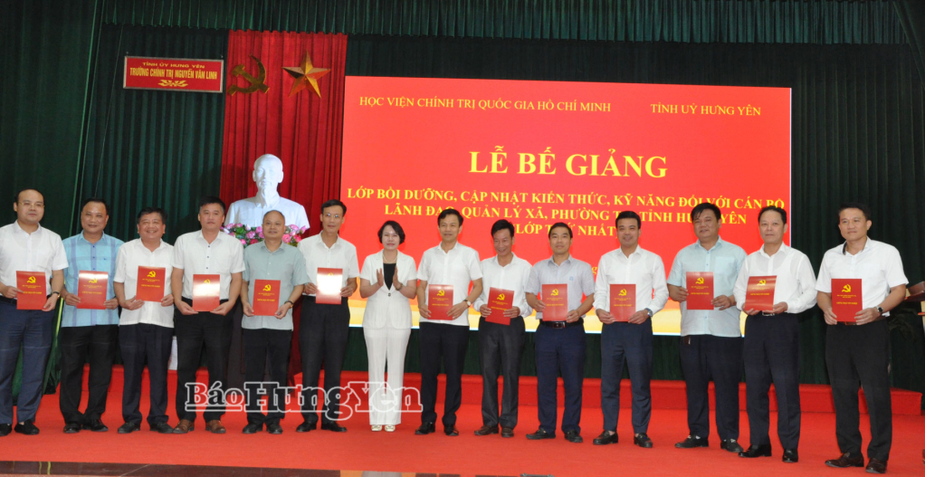 Đồng chí Quách Thị Hương, Ủy viên Ban Thường vụ Tỉnh ủy, Hiệu trưởng Trường Chính trị Nguyễn Văn Linh trao Chứng nhận tốt nghiệp cho học viên tại lễ bế giảng.