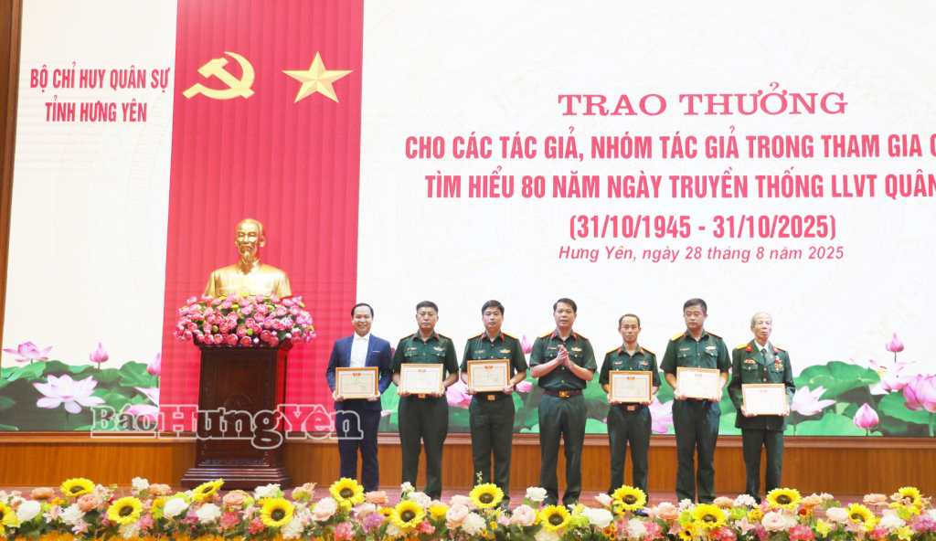 Lãnh đạo Bộ Chỉ huy Quân sự tỉnh trao giải cho các tác giả, nhóm tác giả đạt giải.
