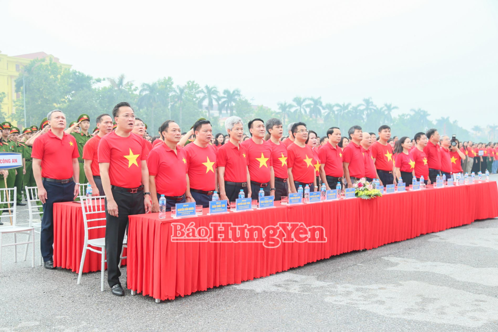 Các đồng chí lãnh đạo tỉnh cùng các đại biểu dự lễ chào cờ tại Quảng trường Nguyễn Văn Linh.
