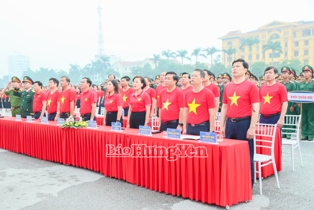Các đồng chí lãnh đạo tỉnh cùng các đại biểu dự lễ chào cờ tại Quảng trường Nguyễn Văn Linh.