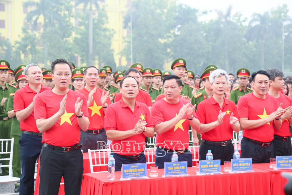 Các đồng chí lãnh đạo tỉnh cùng các đại biểu dự lễ chào cờ tại Quảng trường Nguyễn Văn Linh trong không khí phấn khởi, tự hào.