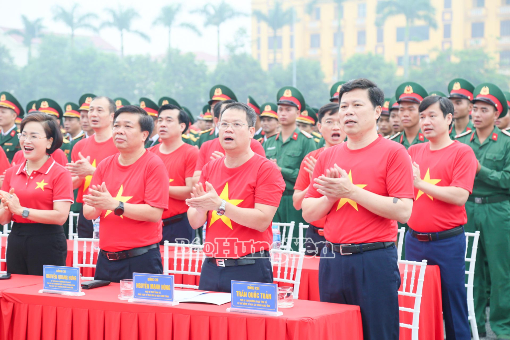 Các đồng chí lãnh đạo tỉnh cùng các đại biểu dự lễ chào cờ tại Quảng trường Nguyễn Văn Linh trong không khí phấn khởi, tự hào.