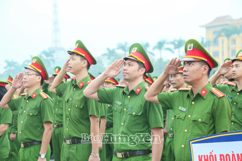 Khối Công an tham gia lễ chào cờ.