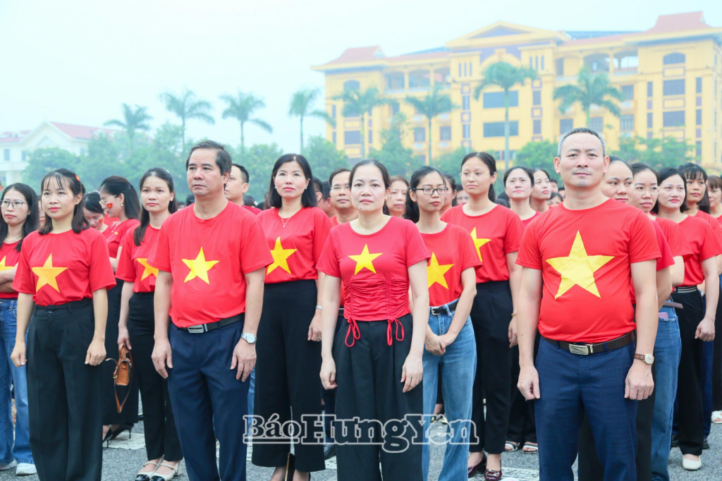 Cán bộ, công chức các cơ quan, đơn vị tham dự lễ chào cờ.