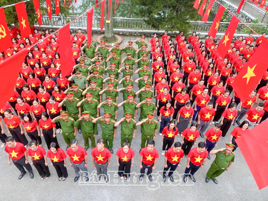 Lễ chào cờ tại xã Lương Bằng.