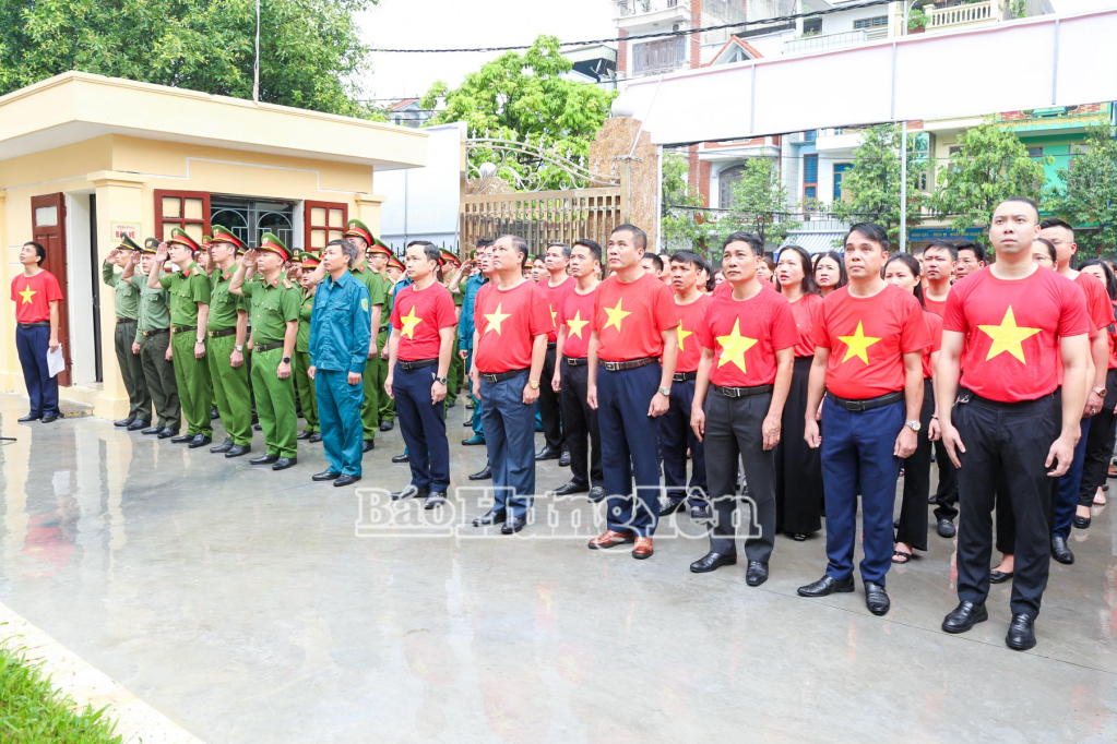 Lễ chào cờ tại phường Thái Bình.