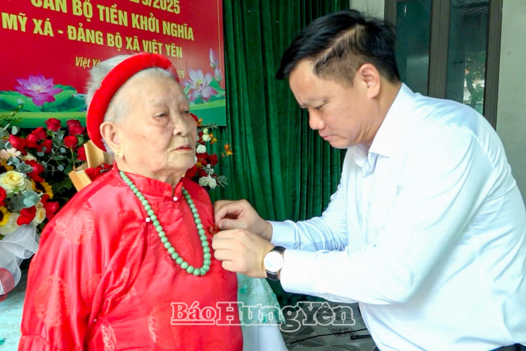 Đồng chí Chủ tịch UBND tỉnh Nguyễn Khắc Thận trân trọng gắn Huy hiệu Đảng tặng đảng viên Nguyễn Thị Bi.