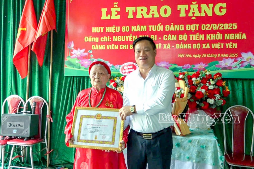Đồng chí Chủ tịch UBND tỉnh Nguyễn Khắc Thận trao chứng nhận Huy hiệu 80 năm tuổi Đảng tặng đảng viên Nguyễn Thị Bi.