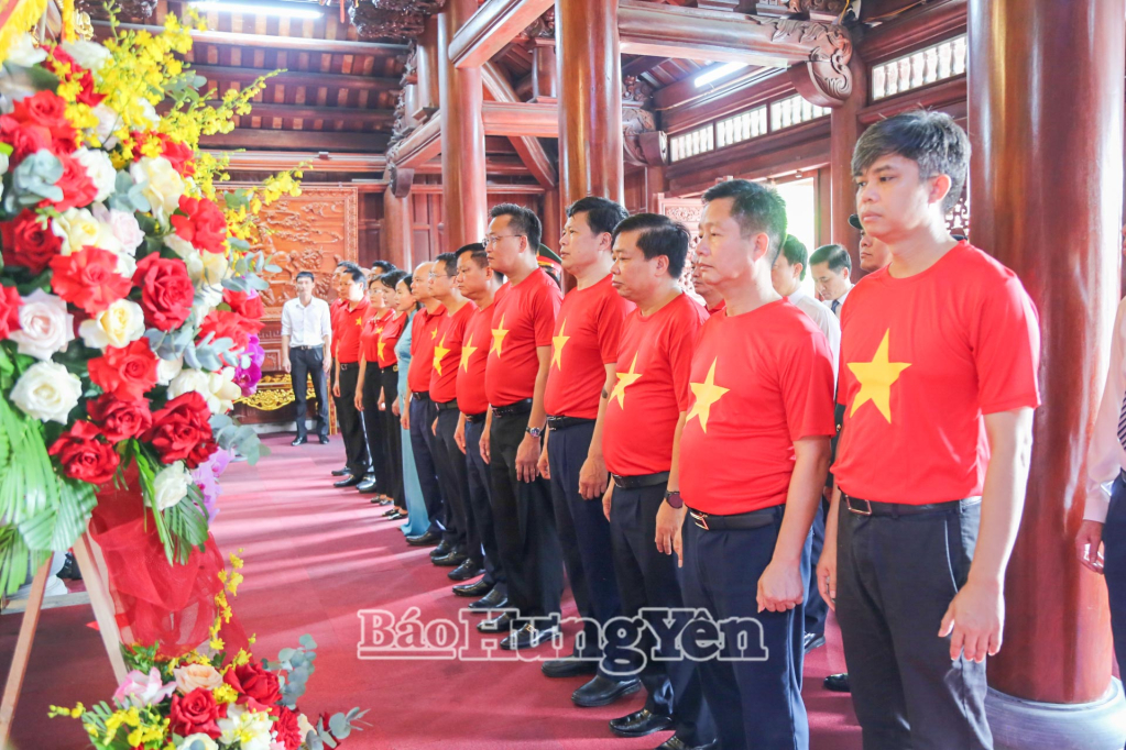 Các đồng chí lãnh đạo tỉnh dâng hoa tưởng niệm Chủ tịch Hồ Chí Minh tại Đền thờ Bác Hồ.