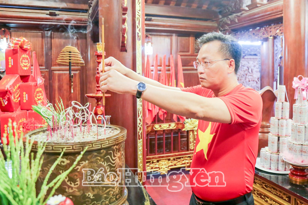 Đồng chí Nguyễn Hữu Nghĩa, Ủy viên Ban Chấp hành Trung ương Đảng, Bí thư Tỉnh ủy dâng hương tưởng niệm Chủ tịch Hồ Chí Minh tại Đền thờ Bác Hồ.