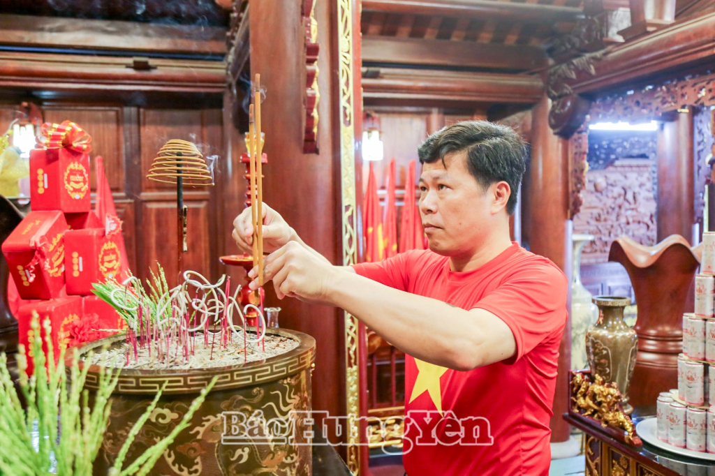 Đồng chí Trần Quốc Toản, Phó Bí thư Thường trực Tỉnh ủy dâng hương tưởng niệm Chủ tịch Hồ Chí Minh tại Đền thờ Bác Hồ.