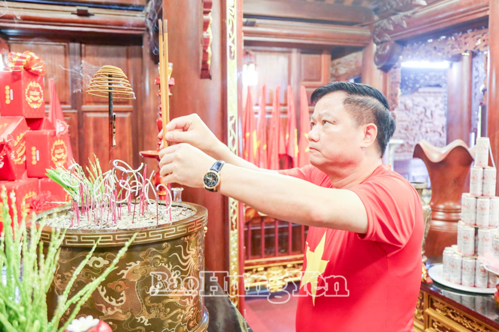 Đồng chí Nguyễn Khắc Thận, Phó Bí thư Tỉnh ủy, Chủ tịch UBND tỉnh dâng hương tưởng niệm Chủ tịch Hồ Chí Minh tại Đền thờ Bác Hồ.