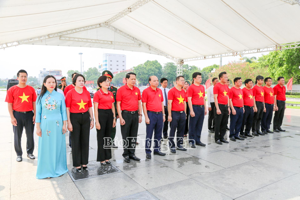 Các đồng chí lãnh đạo tỉnh dâng hoa tưởng niệm đồng chí Nguyễn Đức Cảnh tại Tượng đài đồng chí Nguyễn Đức Cảnh.