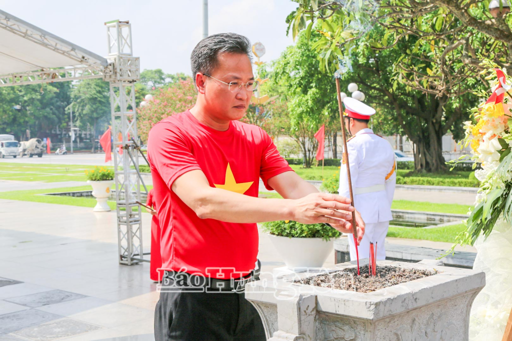 Đồng chí Nguyễn Hữu Nghĩa, Ủy viên Ban Chấp hành Trung ương Đảng, Bí thư Tỉnh ủy dâng hương tưởng niệm đồng chí Nguyễn Đức Cảnh tại Tượng đài đồng chí Nguyễn Đức Cảnh.