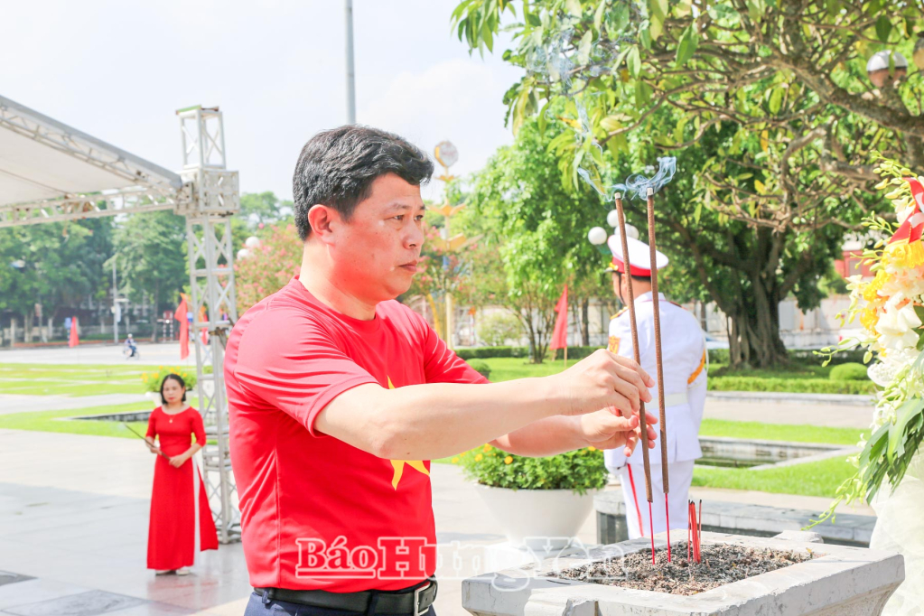 Đồng chí Trần Quốc Toản, Phó Bí thư Thường trực Tỉnh ủy dâng hương tưởng niệm đồng chí Nguyễn Đức Cảnh tại Tượng đài đồng chí Nguyễn Đức Cảnh.