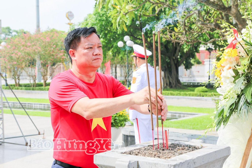 Đồng chí Nguyễn Khắc Thận, Phó Bí thư Tỉnh ủy, Chủ tịch UBND tỉnh dâng hương tưởng niệm đồng chí Nguyễn Đức Cảnh tại Tượng đài đồng chí Nguyễn Đức Cảnh.