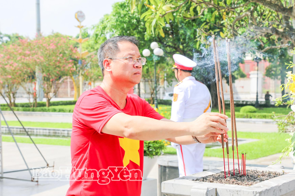 Đồng chí Nguyễn Mạnh Hùng, Phó Bí thư Tỉnh ủy, Chủ tịch Ủy ban MTTQ Việt Nam tỉnh dâng hương tưởng niệm đồng chí Nguyễn Đức Cảnh tại Tượng đài đồng chí Nguyễn Đức Cảnh.
