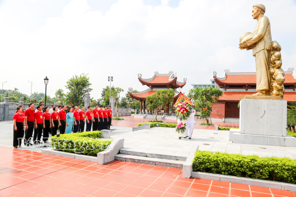 Các đồng chí lãnh đạo tỉnh dâng hoa tưởng niệm các Mẹ Việt Nam anh hùng tại Đền thờ Mẹ Việt Nam anh hùng.