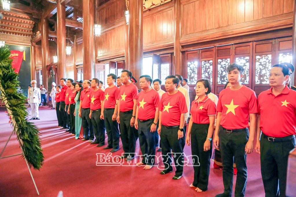 Các đồng chí lãnh đạo tỉnh dâng hương, dâng hoa viếng các anh hùng liệt sĩ tại Đền thờ Liệt sĩ tỉnh.