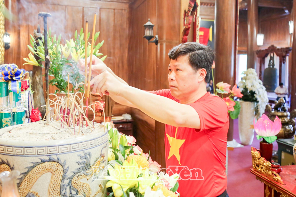 Đồng chí Trần Quốc Toản, Phó Bí thư Thường trực Tỉnh ủy dâng hương tưởng niệm các anh hùng liệt sĩ tại Đền thờ Liệt sĩ tỉnh.