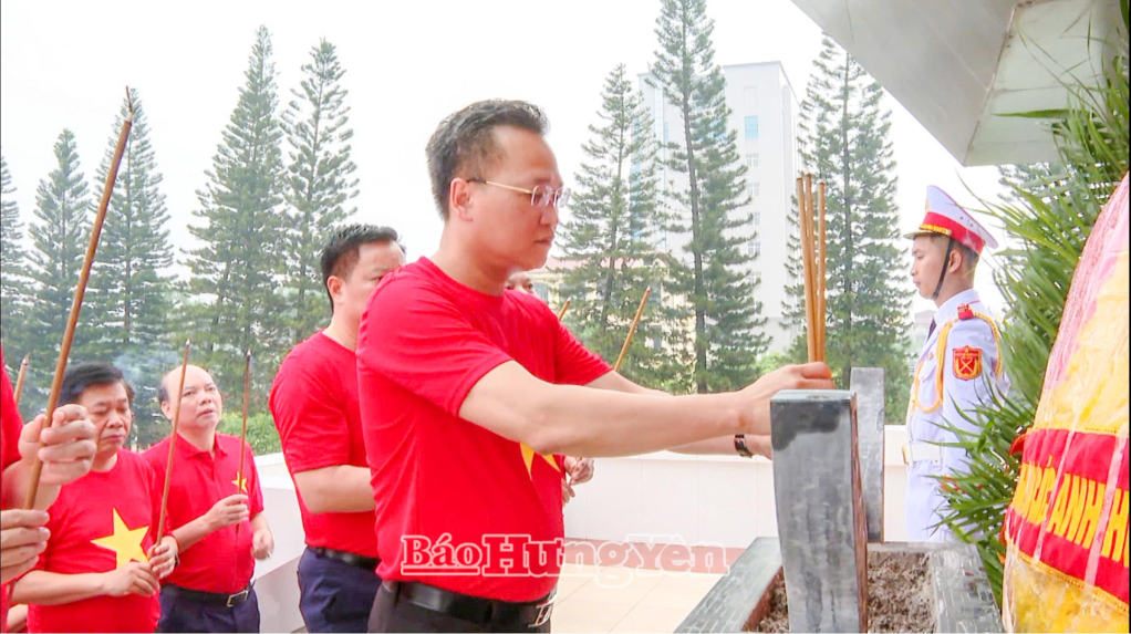 Đồng chí Bí thư Tỉnh uỷ Nguyễn Hữu Nghĩa và các đồng chí lãnh đạo tỉnh dâng hương tại Đài tượng niệm các anh hùng liệt sĩ tỉnh.