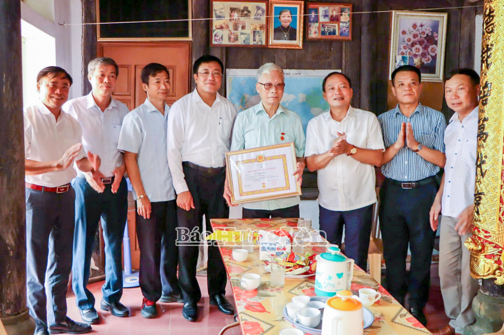 Đồng chí Trần Quốc Văn, Phó Bí thư Tỉnh ủy, Chủ tịch HĐND tỉnh trao Huy hiệu 75 năm tuổi Đảng tặng đảng viên Đỗ Mạnh Hải.