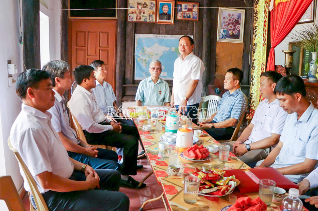 Đồng chí Trần Quốc Văn, Phó Bí thư Tỉnh ủy, Chủ tịch HĐND tỉnh phát biểu chúc mừng đảng viên Đỗ Mạnh Hải.