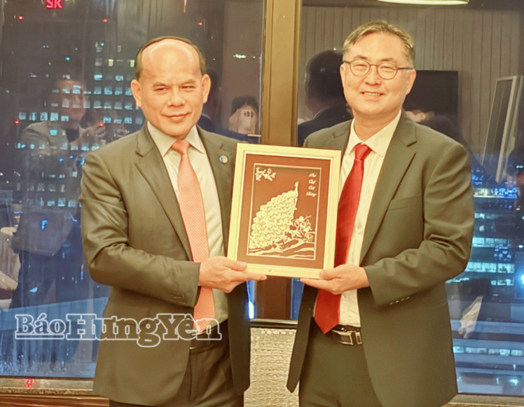 Ông Nguyễn Minh Hưng, Chủ tịch Tập đoàn Green i-Park (bên trái) trao quà lưu niệm cho ông Woo Su-Geun, Chủ tịch Hiệp hội KCGlobal.